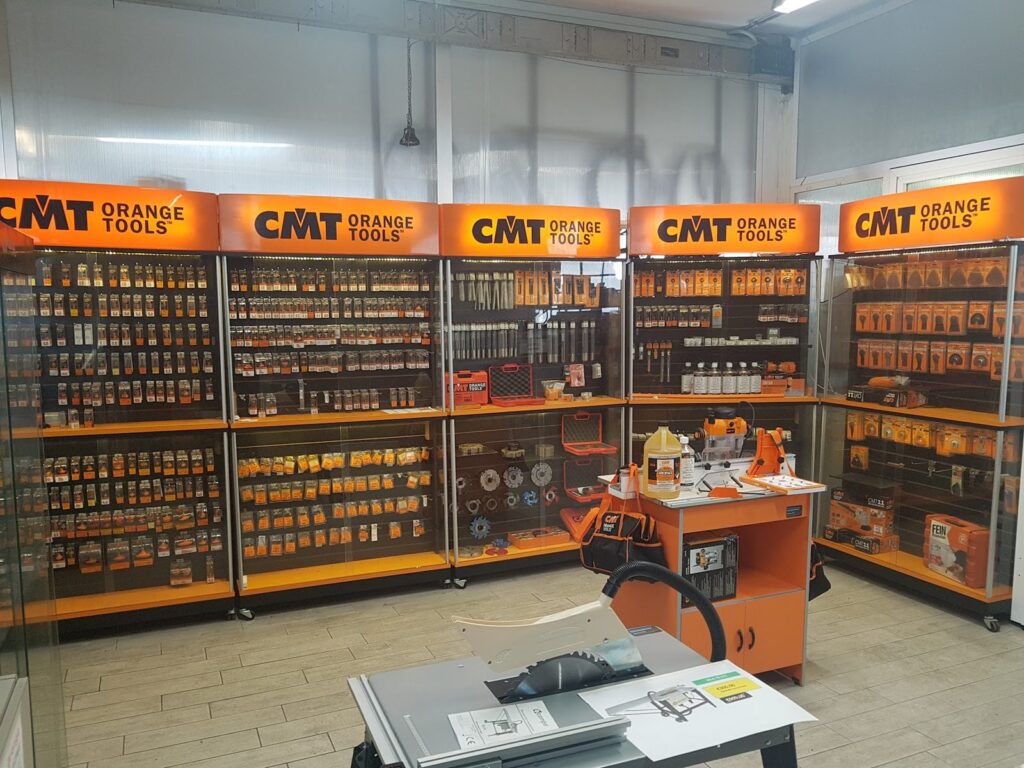 Scaffali CMT Orange Tools nel negozio Bosticco Lame a Grugliasco (Torino)